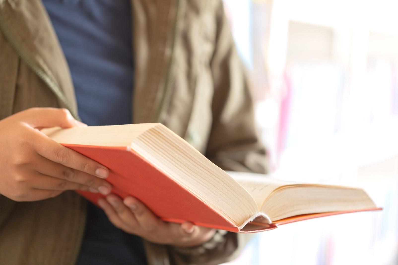 Sesión de fotografía profesional con iluminación de estudio avanzada